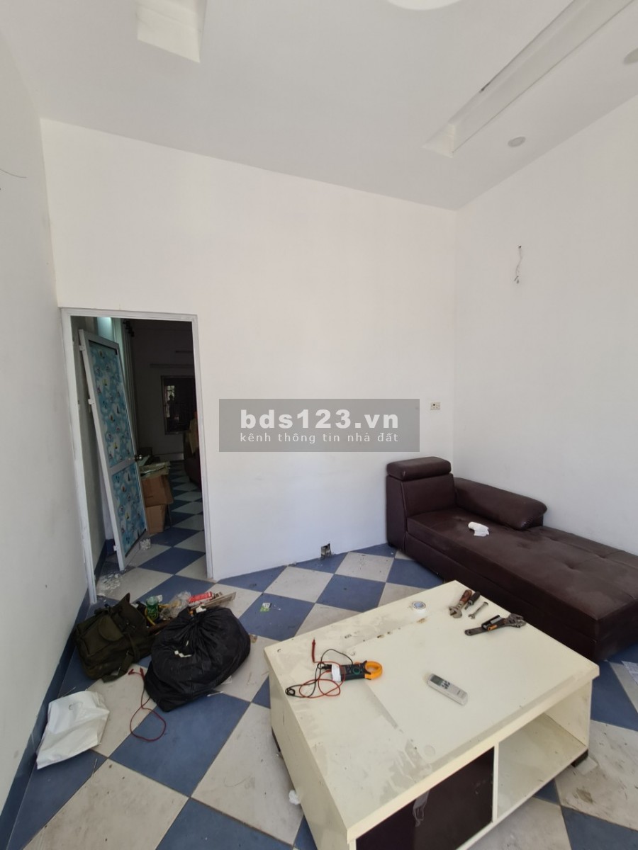 Cho thuê nhà nguyên căn phố Nguyễn Đình Hoàn: DTSD200m2, ô tô đỗ cửa, 18tr