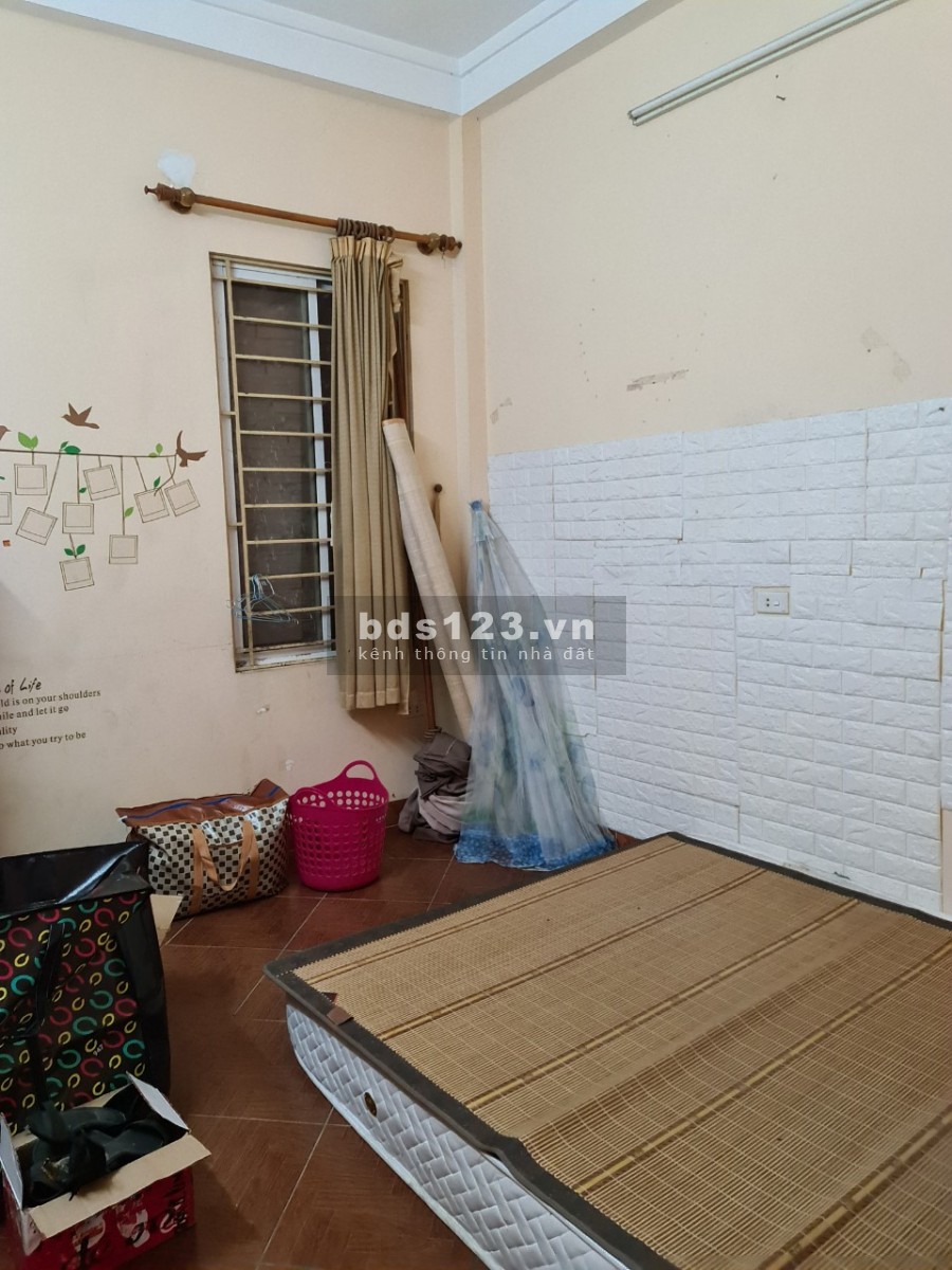 Cho thuê nhà nguyên căn phố Nguyễn Đình Hoàn: DTSD200m2, ô tô đỗ cửa, 18tr