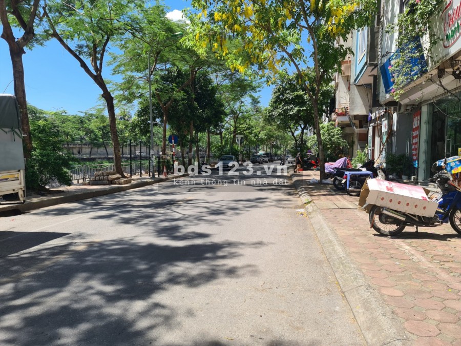 Cho thuê nhà nguyên căn phố Nguyễn Đình Hoàn: DTSD200m2, ô tô đỗ cửa, 18tr
