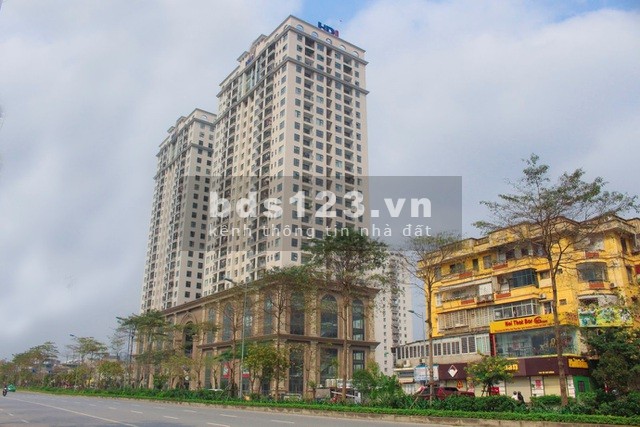 Bán gấp căn hộ 2 phòng ngủ, ban công Đông, view Hồ Tây. Full nội thất liền tường, giá HĐ 3.7 tỷ