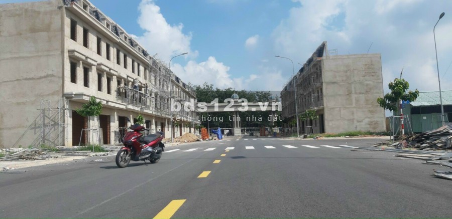 Bán vài lô hàng hot cổng chính VSIP2, Bình Dương, giá bán 650 triệu, lhcc