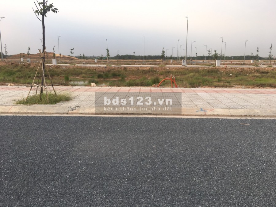Cần bán lô đất giá 1.3 tỷ, shr dt 80m2, đối diện sân gofl Long Thành, hướng Đông Nam