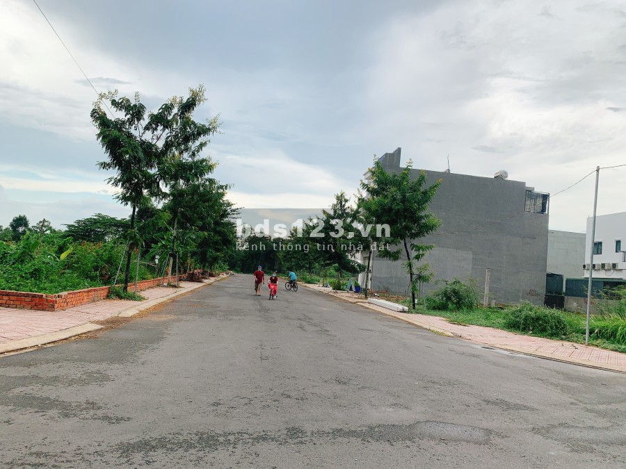Chính chủ cần bán gấp lô đất giá 1.7 tỷ, dt 100m2, xây ở ngay, cạnh khu dân cư đông đúc