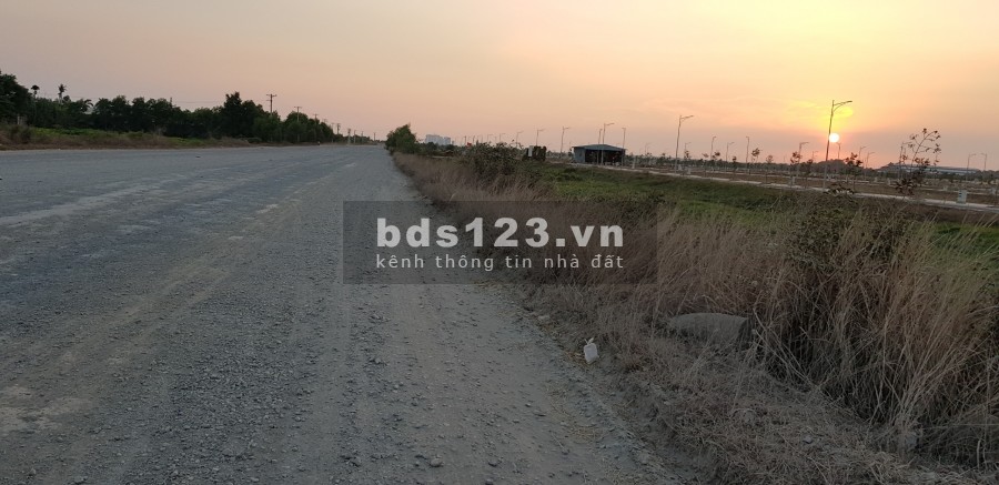 Cần bán lô đất giá 1.3 tỷ, shr dt 80m2, đối diện sân gofl Long Thành, hướng Đông Nam