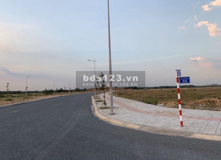 Cần bán lô đất giá 1.3 tỷ, shr dt 80m2, đối diện sân gofl Long Thành, hướng Đông Nam