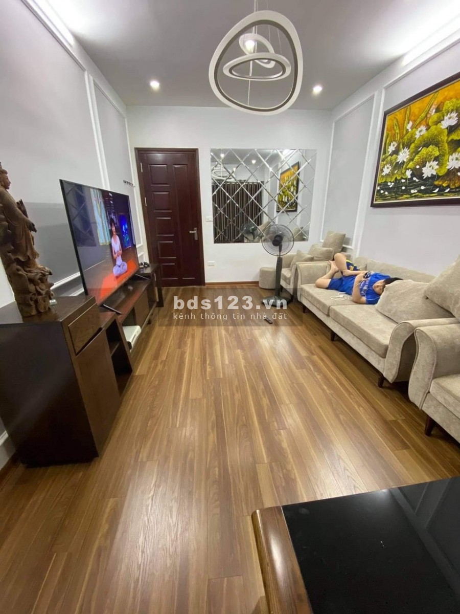 Bán nhà Ngọc Lâm Long Biên, 40m2, 5 tầng, nhỉnh 3 tỉ, ba bước ra phố, quá rẻ