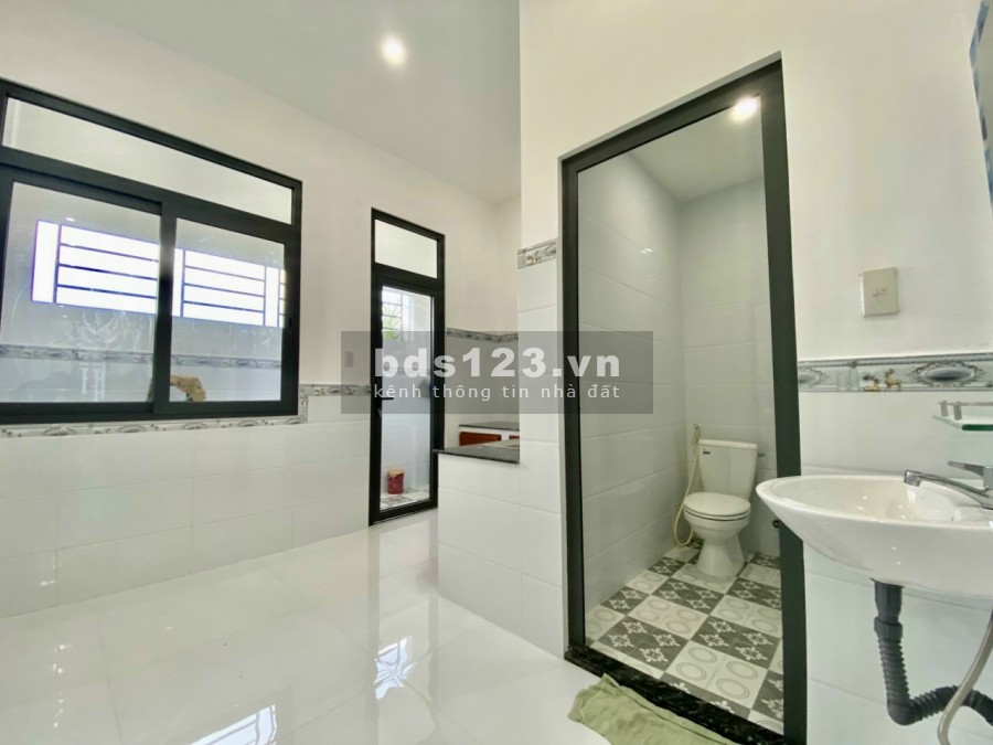 Di chuyển đi nơi khác cần sang lại nhà trung tâm Cần Thơ, giá bán 2.3 tỷ, chính chủ