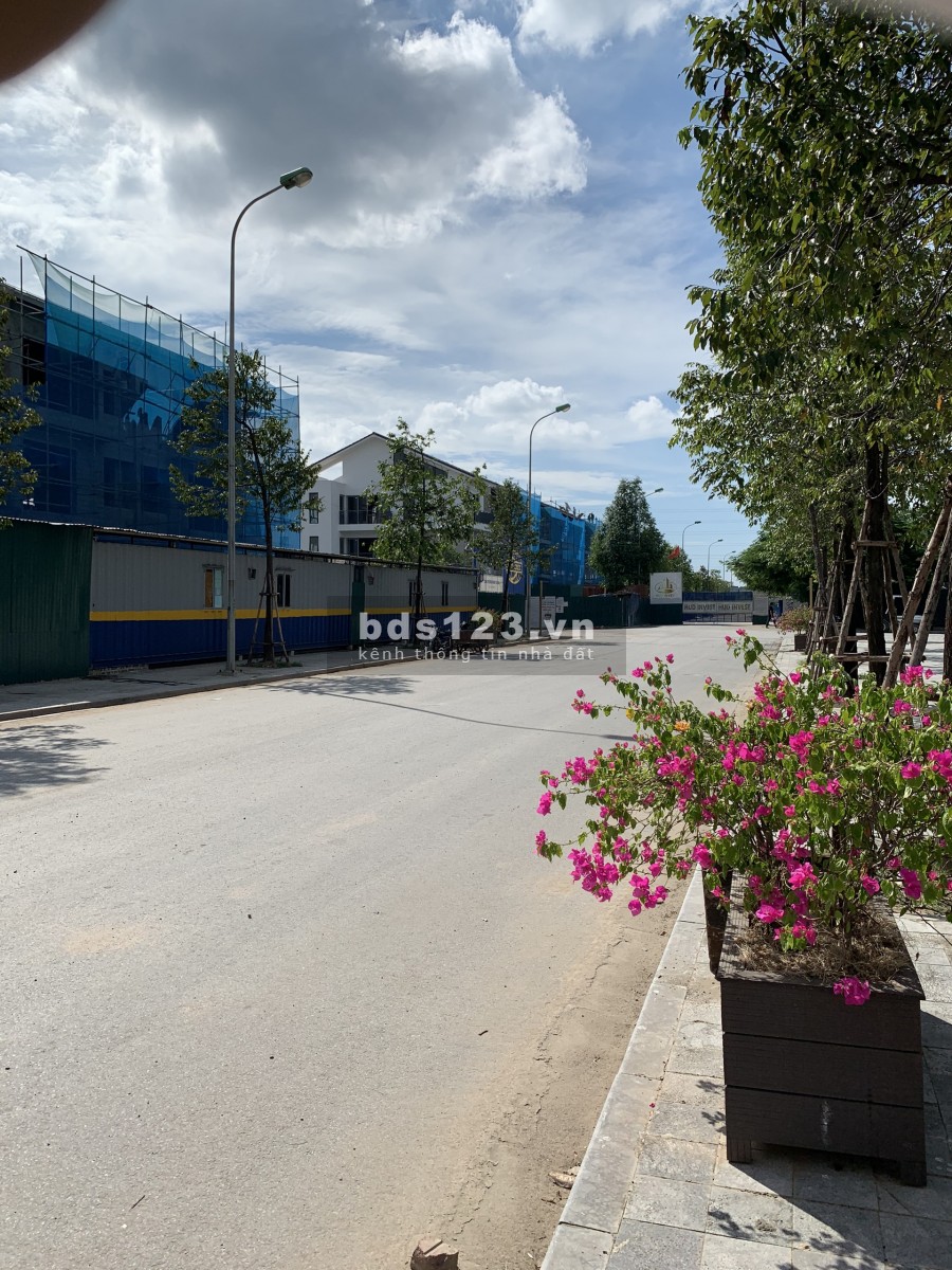 Bán gấp biệt thự khu vực Hà Đông, tiện ích xung quanh đầy đủ, sổ sẵn bàn giao liền