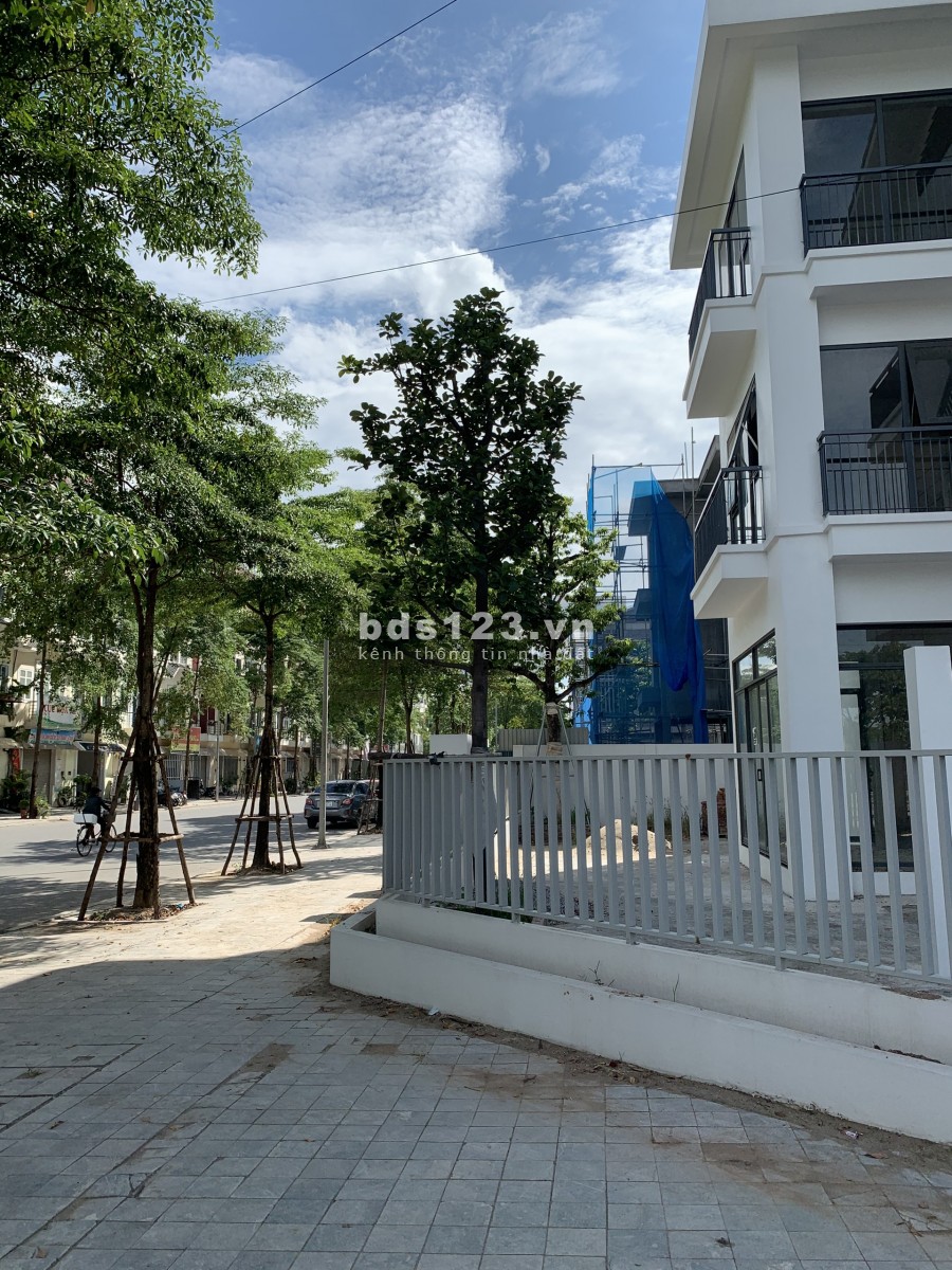 Bán gấp biệt thự khu vực Hà Đông, tiện ích xung quanh đầy đủ, sổ sẵn bàn giao liền
