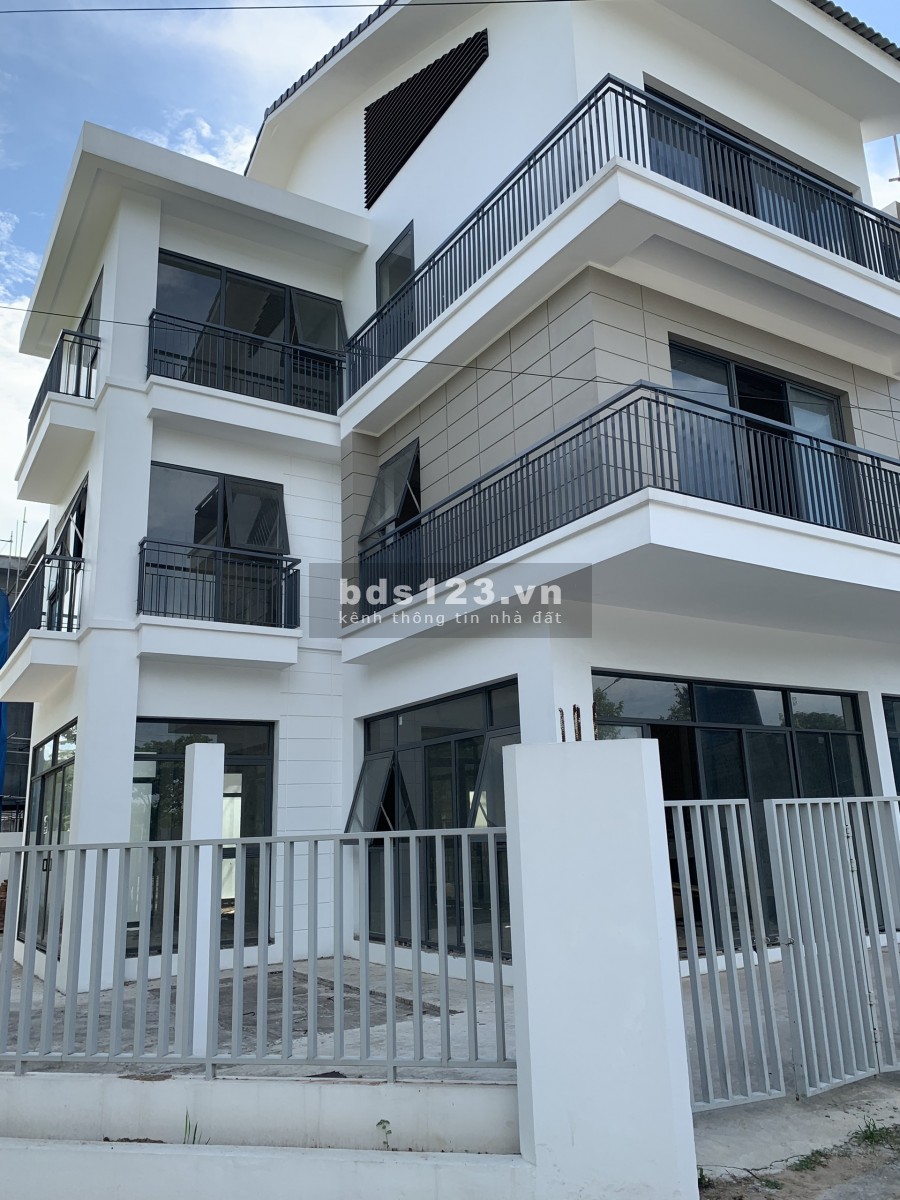 Bán gấp biệt thự khu vực Hà Đông, tiện ích xung quanh đầy đủ, sổ sẵn bàn giao liền