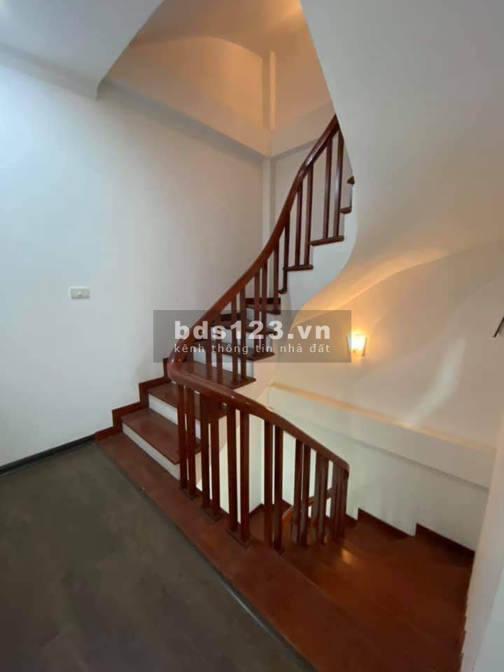 Bán nhà Ngọc Lâm Long Biên, 40m2, 5 tầng, nhỉnh 3 tỉ, ba bước ra phố, quá rẻ