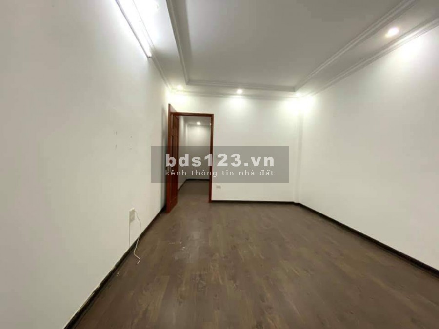Bán nhà Ngọc Lâm Long Biên, 40m2, 5 tầng, nhỉnh 3 tỉ, ba bước ra phố, quá rẻ