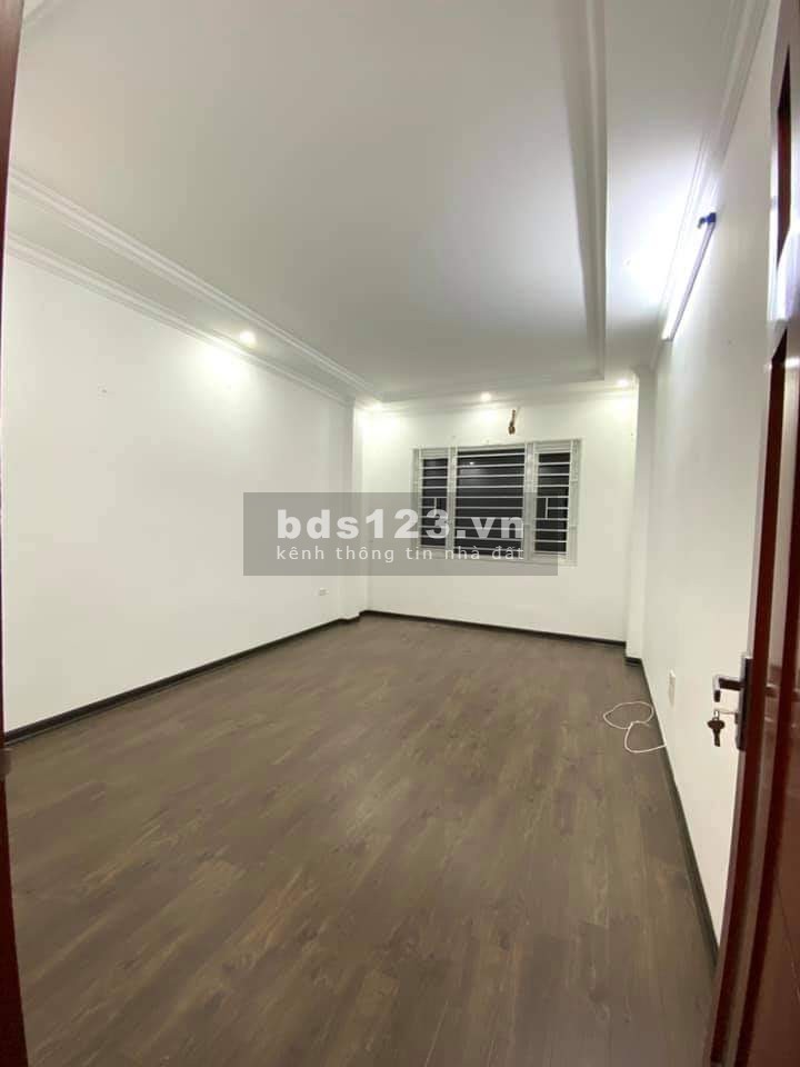 Bán nhà Ngọc Lâm Long Biên, 40m2, 5 tầng, nhỉnh 3 tỉ, ba bước ra phố, quá rẻ
