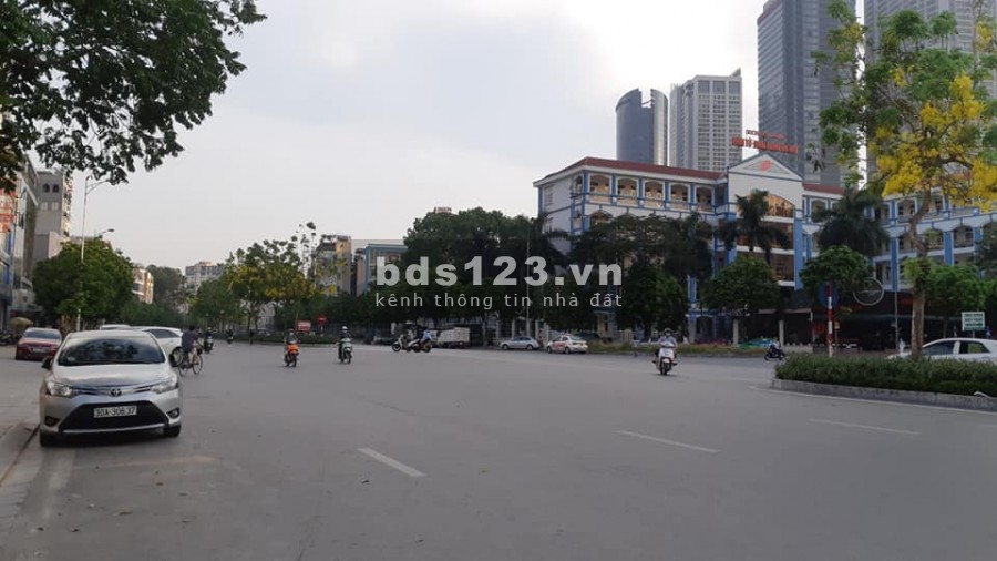 Dương Quảng Hàm Cầu Giấy dt 153m2, lô góc ngõ thông ô tô 7 chỗ vào nhà, giá 17.x tỷ