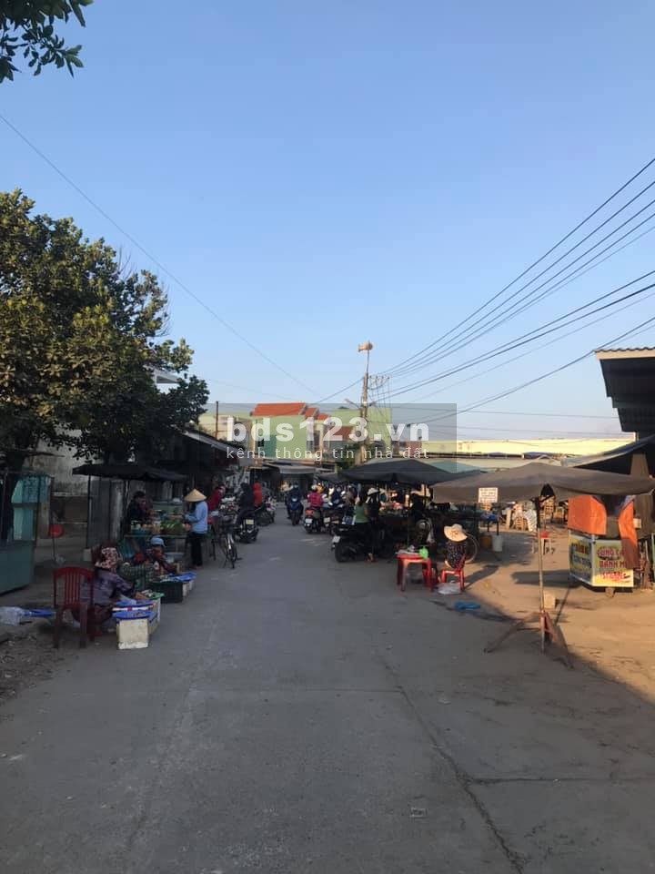 Cần tiền bán gấp lô đất dt 171m2 gần chợ giá 704 triệu ngay trung tâm Dân cư hiện Hữu