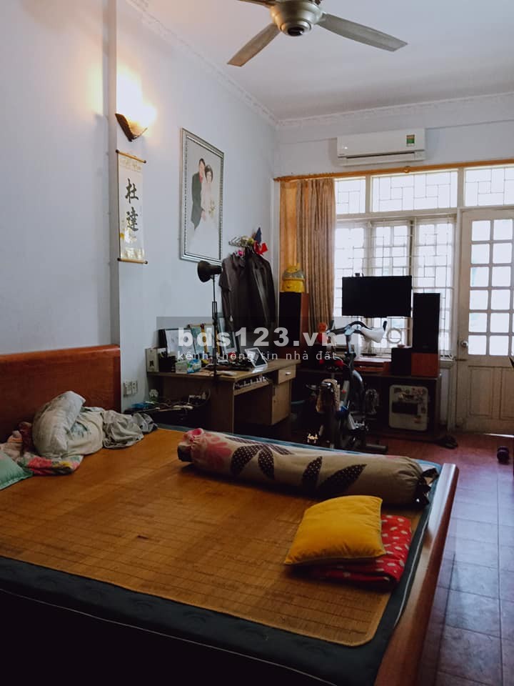 Bán nhà dt 50m2, 5 tầng phố Trần Quốc Hoàn, lô góc thoáng 2 mặt thoáng, ngõ ô tô tránh