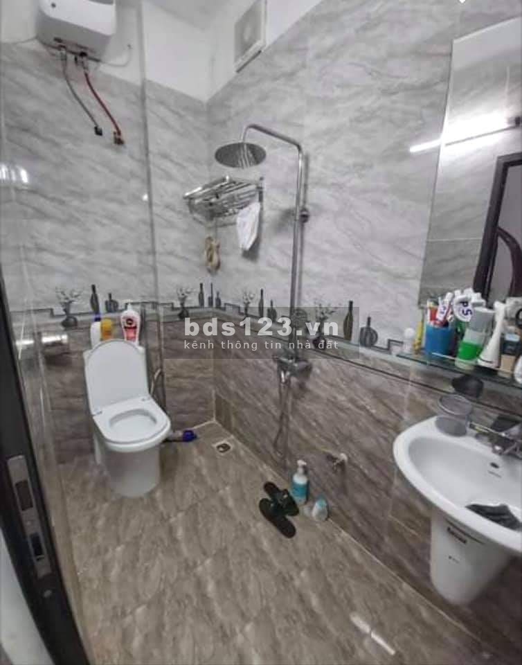 Bán nhà Quan Nhân 29m2 giá bán 3.45 tỷ, ngõ thông gần phố, an sinh tốt, sổ riêng