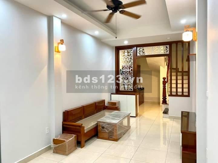Siêu hiếm cần bán nhà nguyên căn chính chủ phố Trạm, 3 thoáng giá nhỉnh 2 tỷ, lhcc