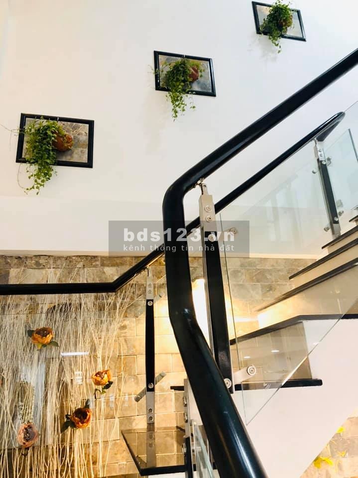 Covid Hạ Sâu hơn 1 Tỷ Bán Gấp nhà HXH rộng 8m đường Lưu Hữu Phước, 4 tầng, dt 46m2