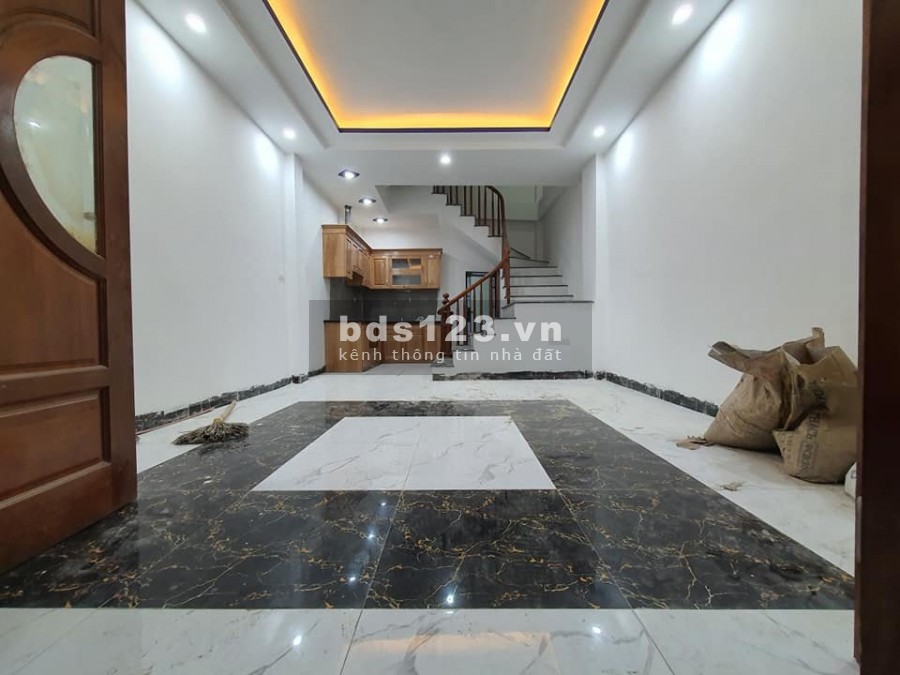 Cần bán nhà 5 tầng xây mới tại ngõ phố Ngọc Lâm Long Biên gần 2 cầu Chương Dương và Long Biên