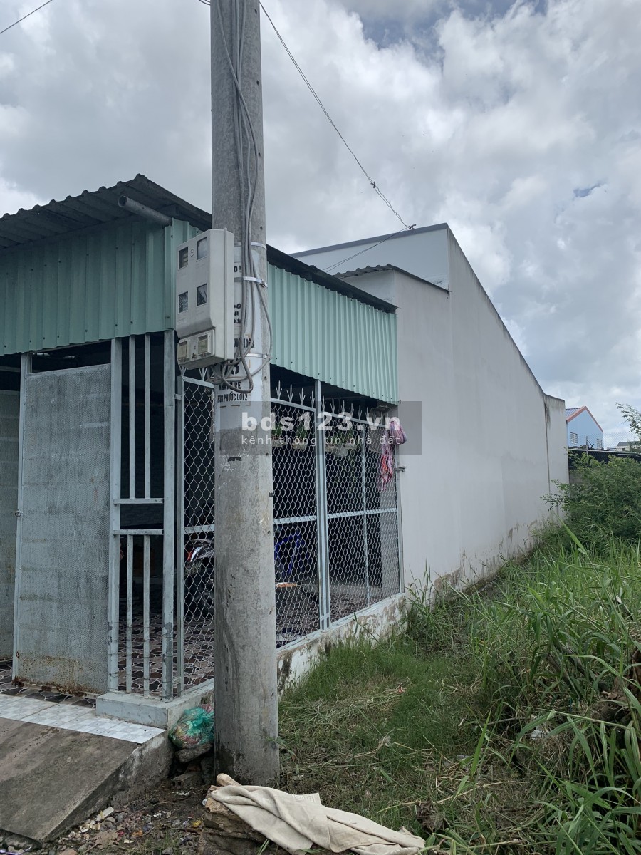 Bán nhà cấp 4 - Bến Lức, Long An, liên hệ 0907594695, sân rộng để xe thoải mái