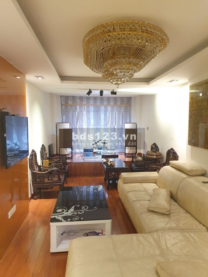 Nhà đẹp ở ngay phân lô ô tô full nội thất trung tâm Quận Long Biên giá bán chỉ 4.85 tỷ