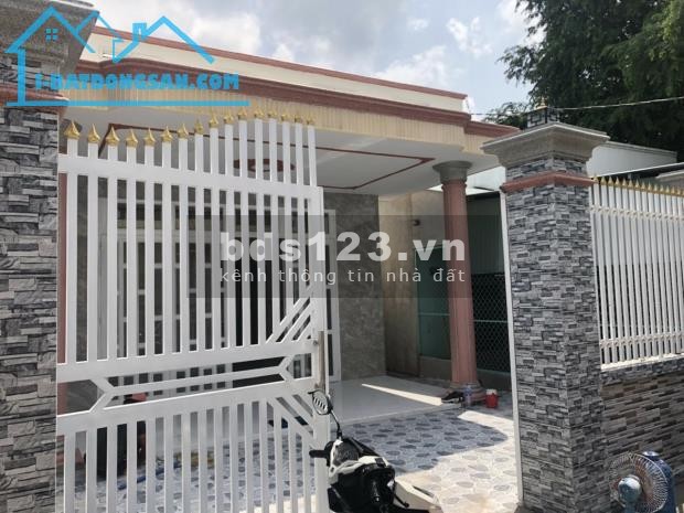 Gia đình kẹt tiền nên cần bán căn nhà 100m2 (5x20m) chính chủ, thổ cư 100%, gần KCN