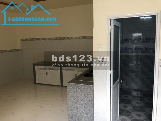Gia đình kẹt tiền nên cần bán căn nhà 100m2 (5x20m) chính chủ, thổ cư 100%, gần KCN