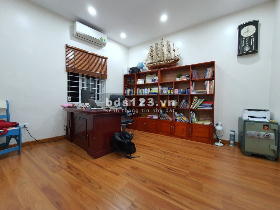 Hàng xóm Lạc Trung diện tích 50m2, 3 tầng oto đỗ cửa giá chỉ 3.2 tỷ