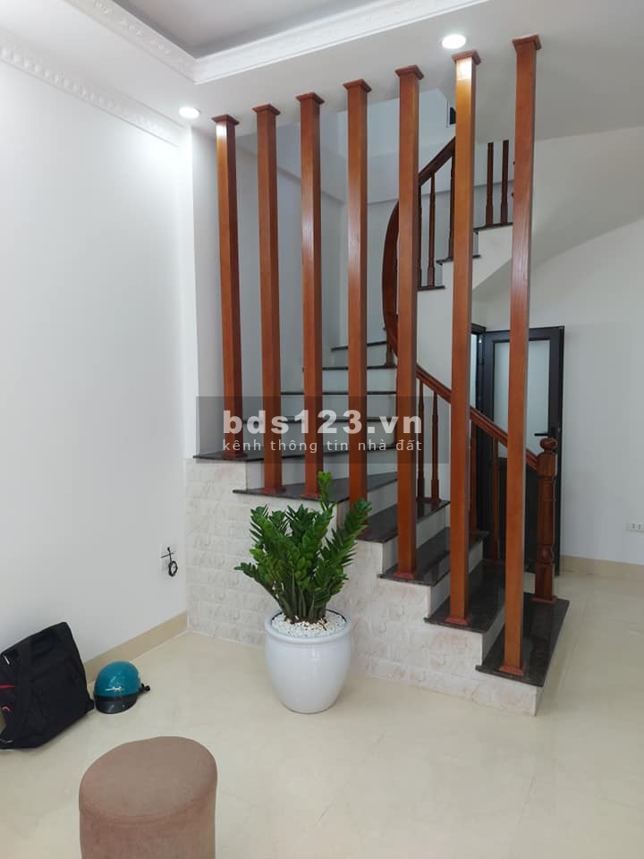 Bán nhà mới xây phố Nguyễn Văn Cừ, Long Biên, 30m, 5 tầng, giá 3,35 tỷ. Lh: 0989126619