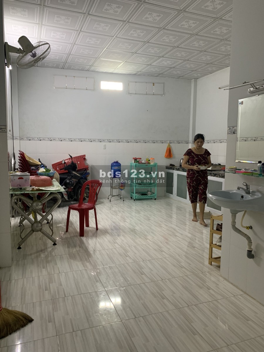 Bán nhà cấp 4 - Bến Lức, Long An, liên hệ 0907594695, sân rộng để xe thoải mái