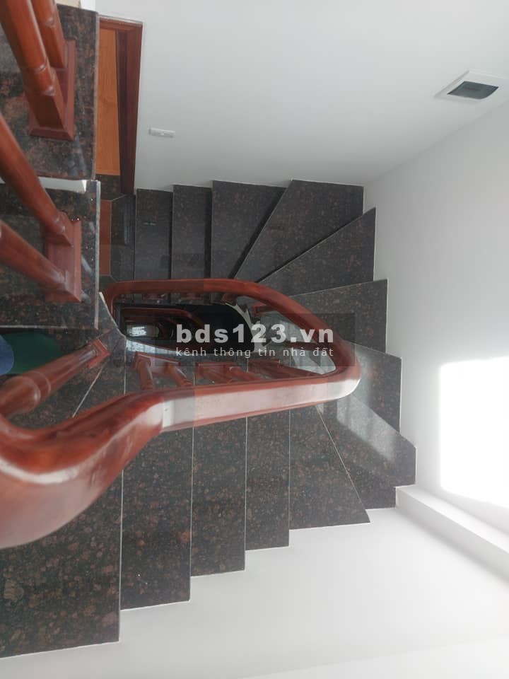 Bán nhà mới xây phố Nguyễn Văn Cừ, Long Biên, 30m, 5 tầng, giá 3,35 tỷ. Lh: 0989126619