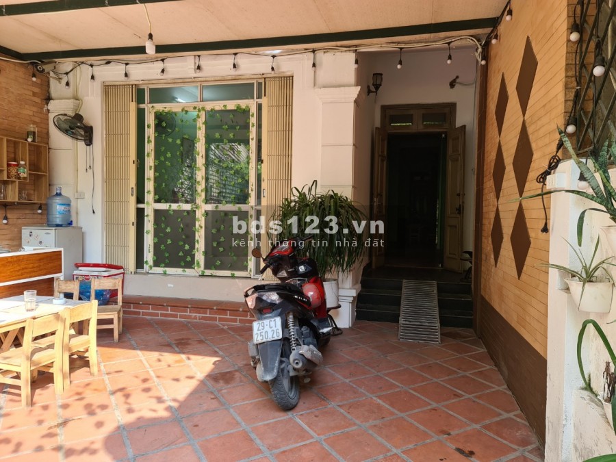 Cần cho thuê nhà riêng phố Trung Hòa: DT180m2x 4 tầng, có sân trước nhà, ô tô đỗ cửa