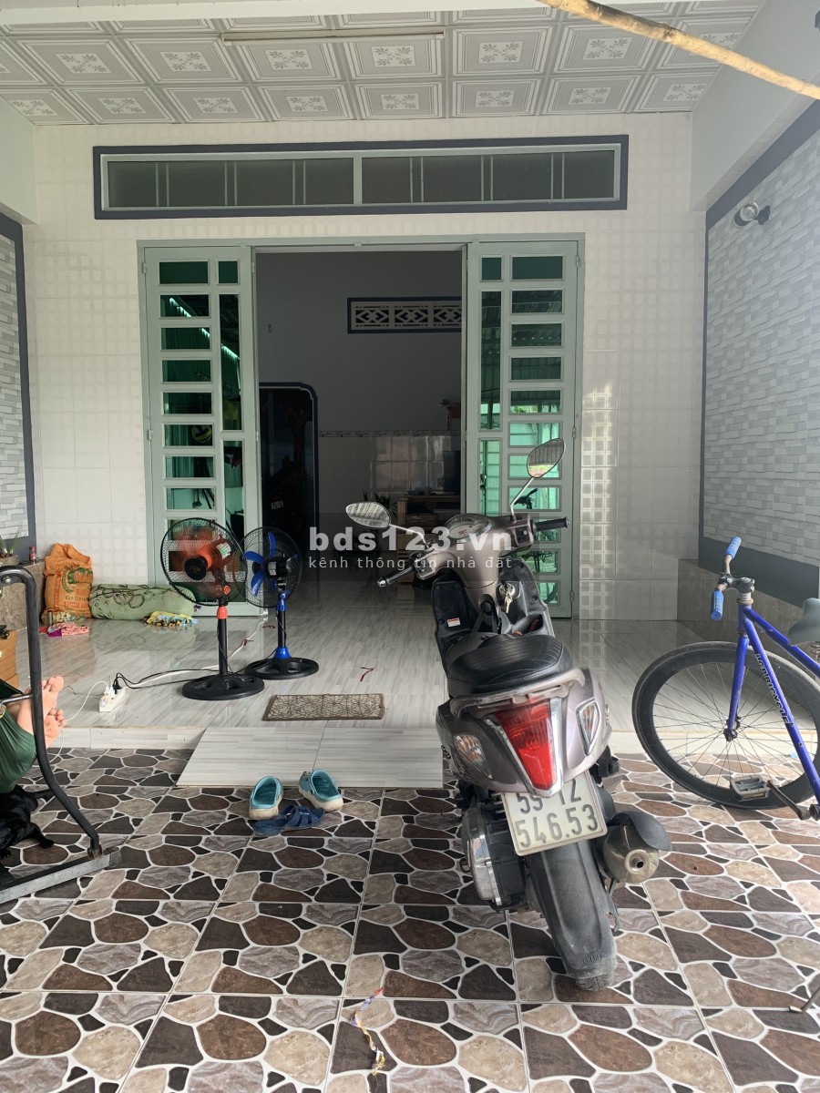 Bán nhà cấp 4 - Bến Lức, Long An, liên hệ 0907594695, sân rộng để xe thoải mái