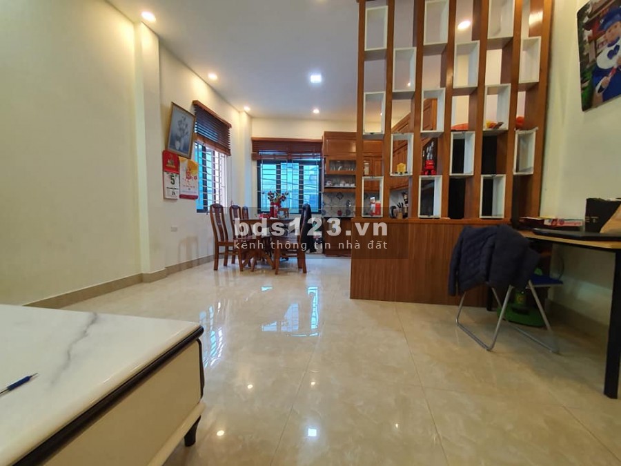 Bán nhà nguyên căn đẹp ngõ ô tô tránh, kinh doanh 5 tầng đúc bê tông chắc chắn