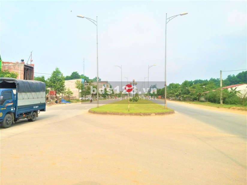 Bán gấp lô đất đẹp diện tích 100m2 mt5m mặt đường Nguyễn Tất Thành-TP Yên Bái