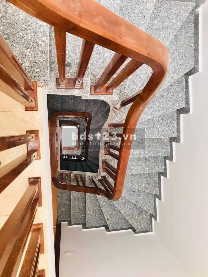 Bán Nhà Định Công Hạ diện tích 45m2 5 tầng, giá bán 4.2 tỷ, nội thất đẳng cắp, full tiện ích