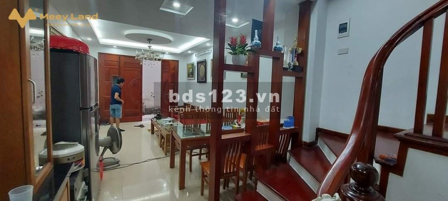 Nhà đẹp lung linh tặng toàn bộ nội thất gần phố tại phường Cổ Nhuế, 5 tầng, dt 38m2 giá 3.1 tỷ