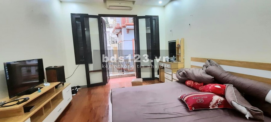 Nhà mặt phố kinh doanh vỉa hè ô tô đỗ, diện tích 35m2, giá hơn 5 tỷ, sổ đẹp chính chủ