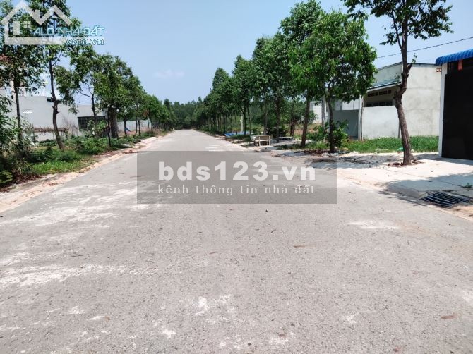 Dịch bệnh kinh doanh thua lỗ nên cần bán lại lô đất 105m2 giá rẻ, dân đông, thổ cư 100%