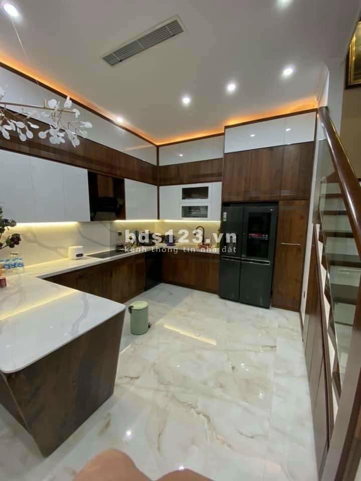 Nhà Đẹp Phố VIP Hoàng Quốc Việt, Ô Tô Vào Nhà, dt 68m2, 5 tầng nhà mới, nt cao cấp giá 8.07 Tỉ