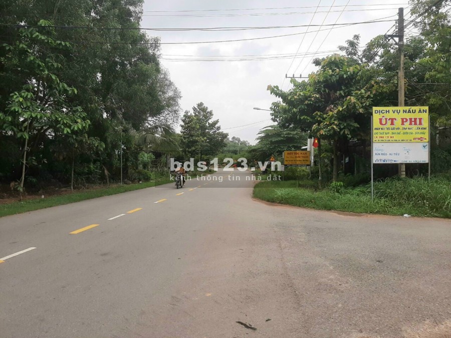 Cần bán gấp 2 lô đất ngay chợ, khu dân cư đông đúc thích hợp kinh doanh buôn bán