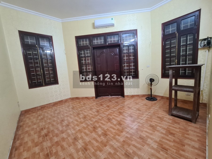 Cho thuê nhà riêng đường Nguyễn Phong Sắc: DT70mx4 tầng, lô góc, ô tô đỗ cửa, 25tr