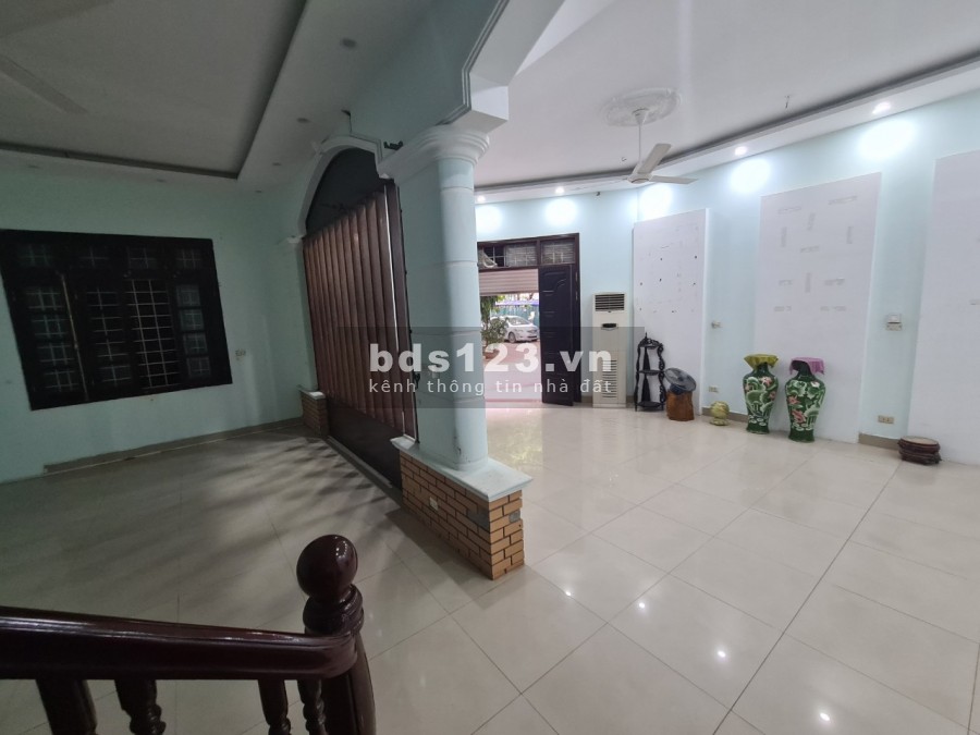 Cho thuê nhà riêng đường Nguyễn Phong Sắc: DT70mx4 tầng, lô góc, ô tô đỗ cửa, 25tr