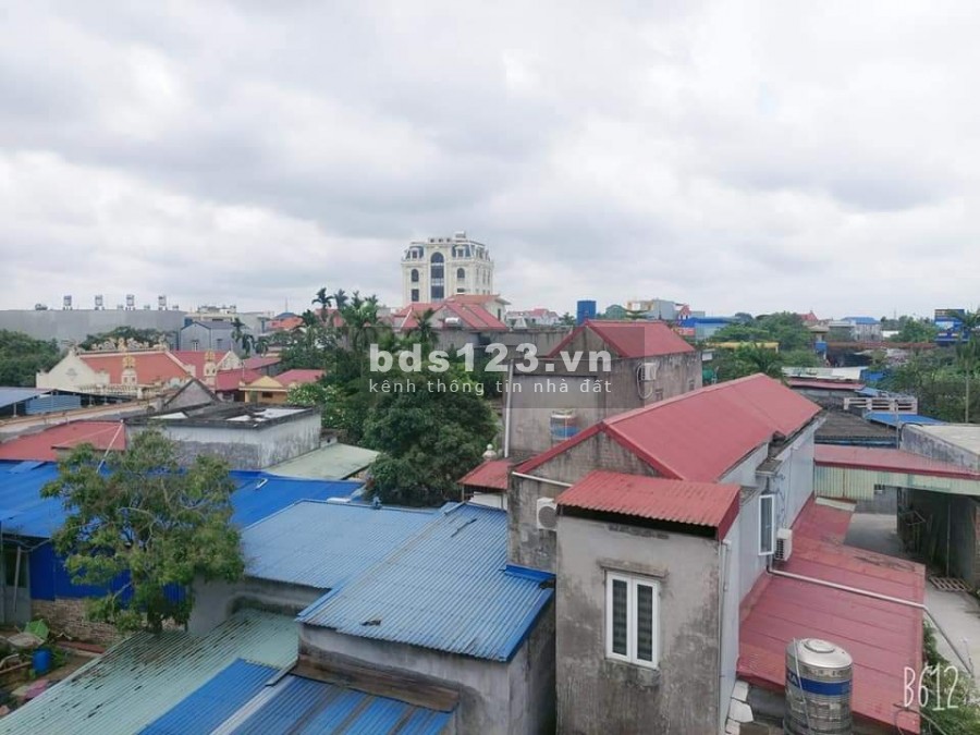 Giá bán 1.65 tỷ căn nhà 3 tầng sân cổng riêng tại Cách Hạ, Nam Sơn