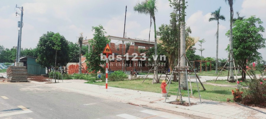 Bán nhà phố liền kề mặt tiền DT746 Tân Uyên, Bình Dương, lh 0983436443