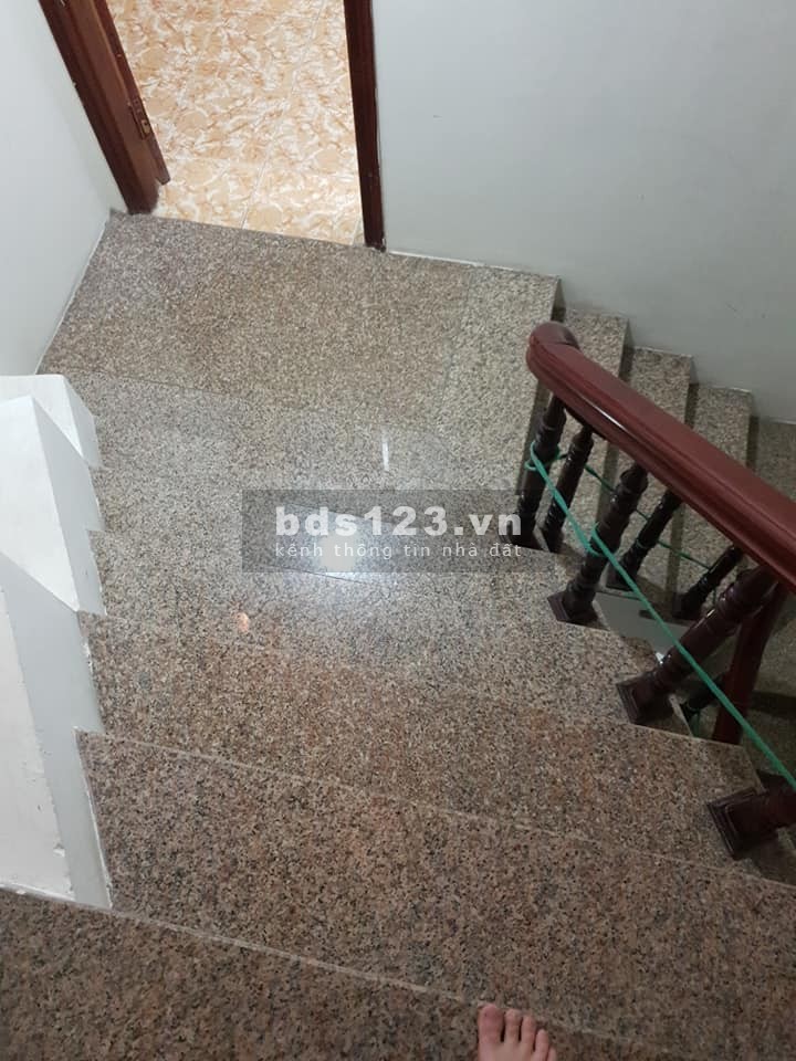 Bán nhà ngõ Cầu Giấy ô tô tránh nhau, diện tích 33m2, 5 tầng, mt 7m, giá 3.3 tỷ, lh 0975513371