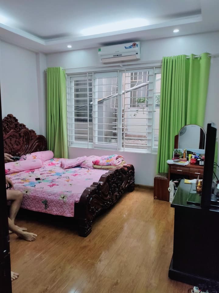 Bán nhà phố Hồng Mai, dt 35m2, 4 tầng, 3 phòn ngủ, giá 2.85 tỷ, lh 0394357733.