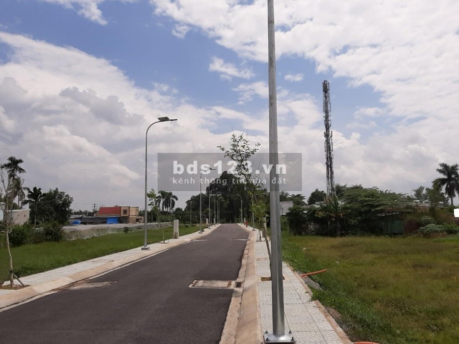 Bán nhà 1 trệt 1 lầu sau chợ Bình Chánh giá 2 tỷ, sổ hồng riêng từng nền