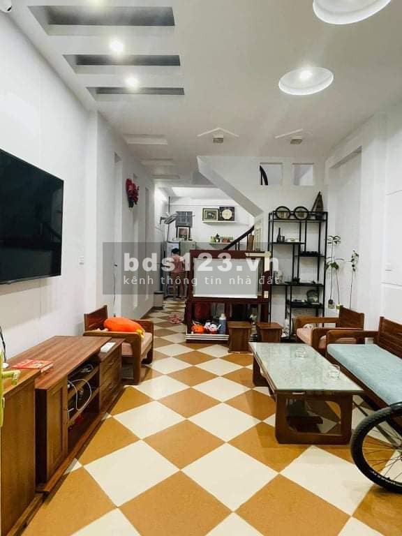 Hiếm Hoàng Quốc Viêt tặng nội thất,sát đường ô tô, dt: 45m x 5t, mt: 4m, nhỉnh 5 tỷ
